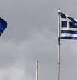 <p>Bandeiras desgastadas da Grécia e da UE em Atenas</p>  Foto: Yannis Behrakis / Reuters
