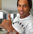 Ronaldinho mostra relógio presenteado por LeBron James  Foto: Twitter / Reprodução
