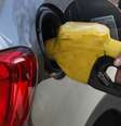 <p>Aumento do etanol na gasolina não deve prejudicar os carros produzidos a partir da década de 1990</p>  Foto: Paulo Whitaker / Reuters