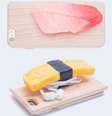 <p>As capas são feitas de resina de plástico e com a mesma técnica de corte usada para fazer os sushis falsos</p>  Foto: Mashable / Reprodução