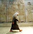 Iraquiana passa por mural assírio em museu de Bagdá retirado da cidade de Nimrud, em foto de arquivo. 03/07/2003  Foto: Radu Sigheti / Reuters