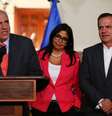 <p>Secret&aacute;rio-geral da Unasul Ernesto Samper (E) concede entrevista em Caracas</p>  Foto: Carlos Garcia Rawlins / Reuters