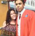 <p>Jovem recebeu atendimento do próprio policial e foi levado para o hospital, onde morreu. Na foto, Tony e sua mãe.</p>  Foto: Arquivo Pessoal / Divulgação