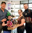 Chris Evans e Chris Patt visitara hospital em Seattle   Foto: Twitter / Reprodução