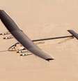 Solar Impulsione 2, o avião movido a energia solar, começou sua volta ao mundo na manhã desta segunda-feira (09/03), decolando em Abu Dhabi  Foto: Jean Revillard / Getty Images
