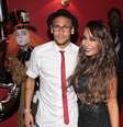 Neymar e a irmã posam na entrada da festa  Foto: Marcello Brammer e Thiago Duran / AgNews
