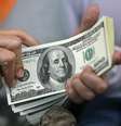 <p>Dólar caiu 0,39% nesta quinta-feira, a R$ 3,1909</p>  Foto: Beawiharta / Reuters