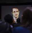 Ex-funcionário da Agência de Segurança Nacional norte-americana Edward Snowden aparece em videoconferência com alunos de uma escola em Toronto, no Canadá, em fevereiro. 02/02/2015  Foto: Mark Blinch / Reuters