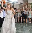  Já casada com o mesmo vestido (e noivo da irmã), Cristina (Leandra Leal) joga o buquê para as convidadas  Foto: TV Globo/ Divulgação
