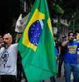 <p>Manifestantes pedem saída de Dilma Rousseff no Rio </p>  Foto: BBC Mundo / Agência Brasil