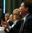 Chefe da polícia federal norte-americana (FBI), James Comey, discursa a um subcomitê do Senado, em Washington, nos Estados Unidos, nesta quinta-feira. 12/03/2015  Foto: Gary Cameron / Reuters