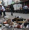 Lixo já estava acumulado nas ruas do centro do Rio de Janeiro na manhã desta sexta-feira  Foto: José Lucena / Futura Press