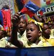 Alunos cantam o hino nacional enquanto assistem a uma manifestação em Porto Príncipe, no Haiti. 25/02/2015  Foto: Andres Martinez Casares / Reuters