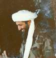 Bin Laden passava horas em longas caminhadas pelas montanhas, sempre carregando um rifle Kalashnikov  Foto: Daily Mail / Reprodução