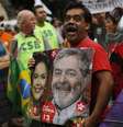 <p>Manifestante defende governo durante protesto no Rio de Janeiro</p>  Foto: Leo Correa / AP