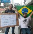 <p>"Voto até no Levy Fidelix", diz Roberto (de preto)</p>  Foto: Elisa Feres / Terra