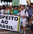 <p>João, que é fotógrafo e empresário, carregava uma faixa com os dizeres "respeito ao Brasil", e se diz consternado com o atual momento político brasileiro</p>  Foto: André Naddeo / Terra