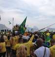 <p>Aos gritos de Fora PT, os manifestantes estão aglomerados na Avenida Atlântica, na altura do posto 5</p>  Foto: André Naddeo / Terra