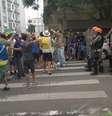 <p>Polícia precisou intervir para proteger a jovem</p>  Foto: Daniel Favero / Terra