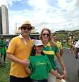 Deputado Danilo Forte levou mulher e filha para manifestação em Brasília  Foto: Fernando Diniz / Terra