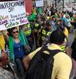 <p>Maioria dos manifestantes se veste com as cores da bandeira do Brasil</p>  Foto: Vilmar Bannach / Futura Press