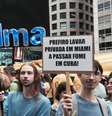 Manifestante rebateu placa do protesto realizado na sexta-feira  Foto: BBC News Brasil