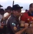 Homem foi levado pela polícia após ser agredido por manifestantes  Foto: Reprodução