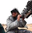 Combatente do grupo Amanhecer Líbio segura arma perto de Sirte. 16/03/2015.  Foto: Goran Tomasevic / Reuters