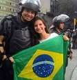 Policial convocado para o protesto tira foto com manifestante  Foto: Facebook PMESP / Reprodução