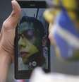 <p>Manifestante faz selfie durante o protesto em São Paulo</p>  Foto: Paulo Pinto / Fotos Públicas
