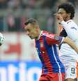 Rafinha disparou contra Luiz Adriano, do Shakhtar Donetsk  Foto: Lennart Preiss / Getty Images 