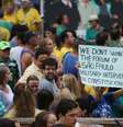 <p>Intervencionista carrega faixa, em inglês, a favor de governo militar em manifestação de SP</p>  Foto: Paulo Pinto / Fotos Públicas / Divulgação