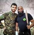 <p>Abu Azrael (à direita) tem a mão direita inutilizada</p>  Foto: Facebook/ABU-Azrael / Reprodução