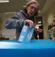 <p>Eleitora israelense votando em Tel Aviv</p>  Foto: Baz Ratner / Reuters