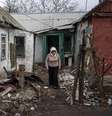 <p>Mulher caminha em casas destru&iacute;das na cidade de Debaltseve, nordeste de Donetsk, na Ucr&acirc;nia</p>  Foto: Marko Djurica / Reuters