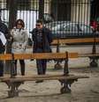 <p>Cena gravada por Gloria Pires e Cassiano Gabus Mendes em Paris. Atriz usa casaco de R$ 5.095 da Burberry</p>  Foto: Alex Carvalho/TV Globo / Divulgação
