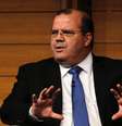 <p>Para Alexandre Tombini, 2015 é um ano de "transição" para a economia brasileira</p>  Foto: Paulo Whitaker / Reuters