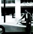 Robert Falkenburg em frente à primeira unidade do Bobs, que ele inaugurou em 1952  Foto: Divulgação