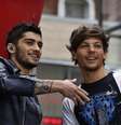 Zayn Malik (esquerda) e Louis Tomlinson, do grupo One Direction, participam do programa "Today", da rede NBC, no Rockefeller Center, em Nova York. 23/08/2013  Foto: Brendan McDermid / Reuters