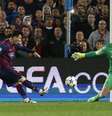 <p>Messi tenta&nbsp;finaliza&ccedil;&atilde;o em cima do goleiro Joe Hart, do Manchester City; problema para o Real Madrid</p>  Foto: Reuters