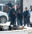 <p>Policiais do lado de fora do parlamento em Túnis, perto do Museu Nacional do Bardo</p>  Foto: Zoubeir Souissi / Reuters