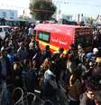 <p>Pessoas cercam ambulância que transportava vítimas de ataque na Tunísia</p>  Foto: Zoubeir Souissi / Reuters