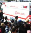 <p>Pessoas em volta de uma ambulância que transporta os corpos das vítimas do ataque em Túnis</p>  Foto: Zoubeir Souissi / Reuters