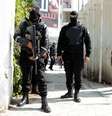 <p>Policias do lado de fora do Parlamento da Tunísia, em Túnis, próximo ao Museu do Bardo</p>  Foto:  Zoubeir Souissi / Reuters