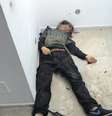 <p>Corpo de um dos terroristas é visto dentro do museu na Tunísia.</p>  Foto: Marwen Farhani / Transterra Media