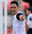 Ricardo Oliveira está em alta no Santos, mas ainda tem permanência incerta  Foto: Ivan Storti / Divulgação Santos FC