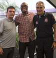 De passagem pelo Brasil, Anderson Silva aproveitou seu tempo livre para visitar o centro de treinamento do Corinthians, seu clube do coração. Ex-lutador da equipe, uma das maiores estrelas do UFC vive um momento ruim, já que foi flagrado em um exame antidoping antes da luta contra Nick Diaz, sua última pela organização  Foto: Daniel Augusto Jr. / Agência Corinthians / Divulgação