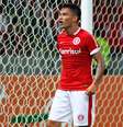 <p>Aránguiz pode deixar o Inter para reforçar o Arsenal no meio do ano</p>  Foto: Lucas Uebel / Getty Images 