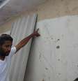 <p>Bruno mostra marca da água de tempestade que caiu em 2005</p>  Foto: Fábio Santos / Terra