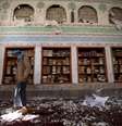 <p>Militante houthi em mesquita atacada em Sanaa</p>  Foto: Mohamed al-Sayaghi / Reuters